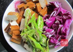 紫包菜炒卤豆腐的做法图解1