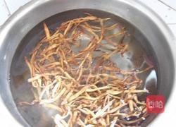 金针炖猪蹄的做法图解1