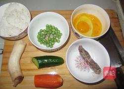 五彩蛋炒饭的做法图解1
