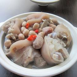 黄豆花生炖猪蹄的做法[图]
