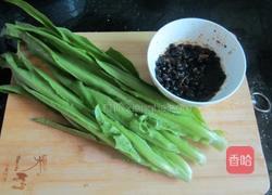 鲮鱼豆豉炒油麦菜的做法图解1