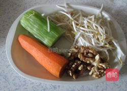 豆豉桃仁拌三丝的做法图解1