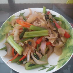 洋葱芹菜炒肉丝的做法[图]