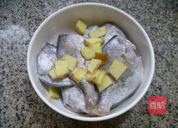 油炸黑鲳鱼的做法图解2