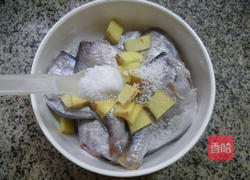 油炸黑鲳鱼的做法图解3