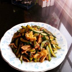 银耳黄瓜炒肉的做法[图]