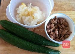 银耳黄瓜炒肉的做法图解1