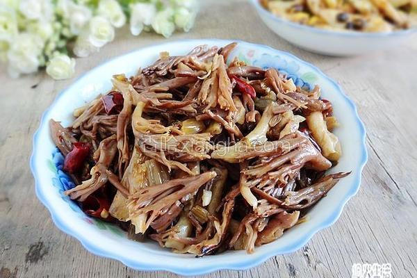 酸腌菜炒珊瑚菌