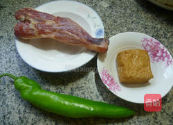 青椒香干炒腊鸡腿的做法图解1