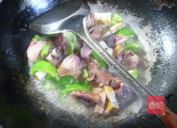 青椒香干炒腊鸡腿的做法图解9