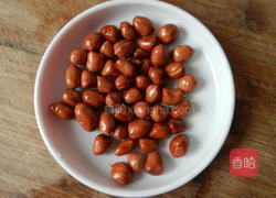 花生炖鲫鱼的做法图解3