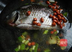 花生炖鲫鱼的做法图解6