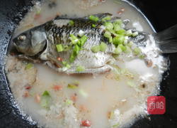 花生炖鲫鱼的做法图解8
