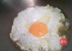 脆皮肠鸡蛋面的做法图解2