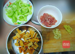 芹菜香干炒肉的做法图解1