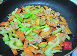 芹菜香干炒肉的做法图解7