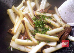 小炒香干白菜茎的做法图解9