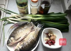 葱酥鲫鱼的做法图解1