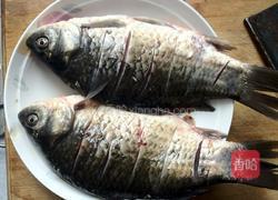 葱酥鲫鱼的做法图解2