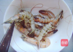 番茄大虾汤的做法图解1