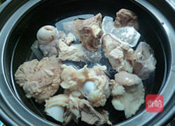 莲藕大骨汤的做法图解5