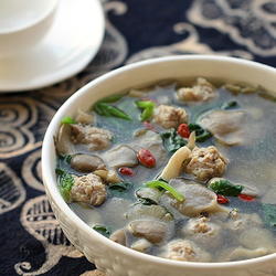 菠菜蘑菇汆丸汤的做法[图]