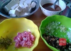 香菇杂酱炖豆腐的做法图解1