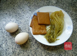 雪菜香干炒鸡蛋的做法图解1