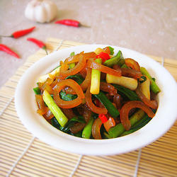 蒜苗烩肉皮的做法[图]