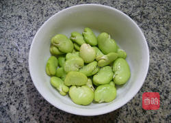 雪菜蚕豆炒土豆的做法图解3