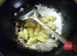 雪菜蚕豆炒土豆的做法图解6