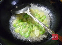 雪菜蚕豆炒土豆的做法图解8