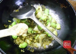 雪菜蚕豆炒土豆的做法图解10