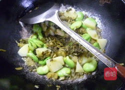 雪菜蚕豆炒土豆的做法图解11