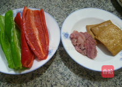 里脊肉香干炒双椒的做法图解1