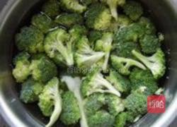 西兰花香菇烩酥肉的做法图解2