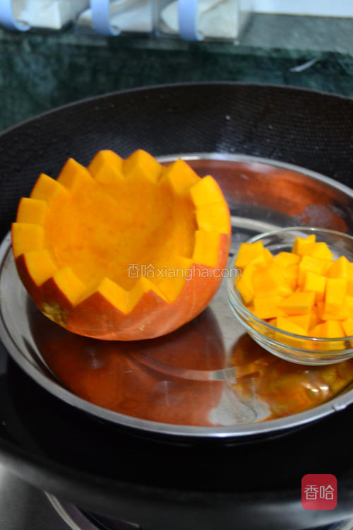 取切出的南瓜肉成小丁
