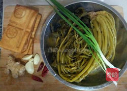 酸菜香干的做法图解1