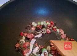 炝炒手撕包菜腊肠的做法图解3