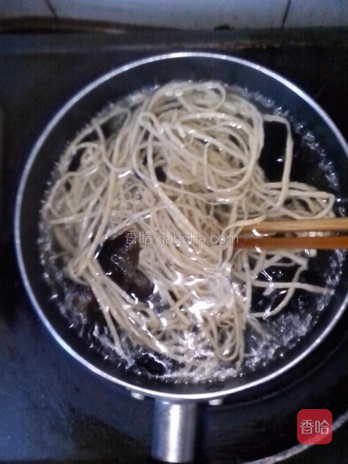 3、将泡好的云丝和木耳放入锅中，加水煮熟。
