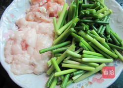 猪油渣炒蒜苗的做法图解1