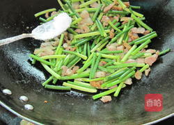 猪油渣炒蒜苗的做法图解5