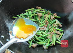 猪油渣炒蒜苗的做法图解7