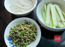 丝瓜咸菜米线的做法图解1