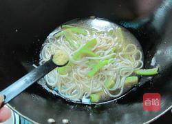 丝瓜咸菜米线的做法图解6