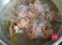 小鸡炖红蘑的做法图解2