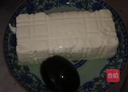 皮蛋豆腐的做法图解1