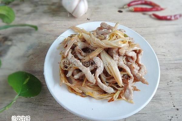 黄花菜炒脊肉