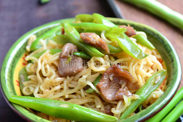 滑肉豆角炒速食面