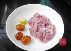 鲜枇杷蜜枣瘦肉汤的做法图解3